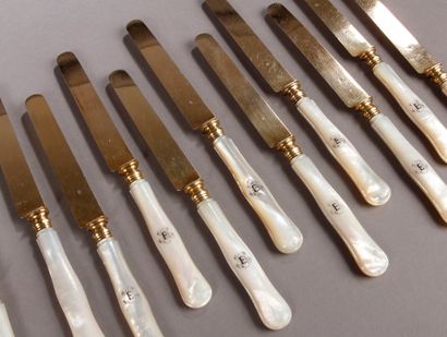 null Series of 25 dessert knives, the blades in vermeil, the violin handles in mother-of-pearl,...