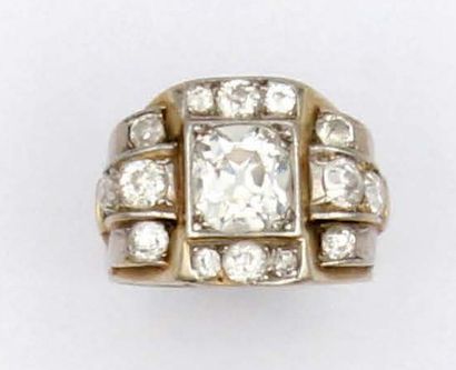 null BAGUE chevalière de dame des années 1930 pavée de brillants et ornée au centre...