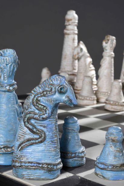 KLEIN-ASTRACHAN Olga (1907-1999) Blue and white glazed ceramic chess set.
(One head...