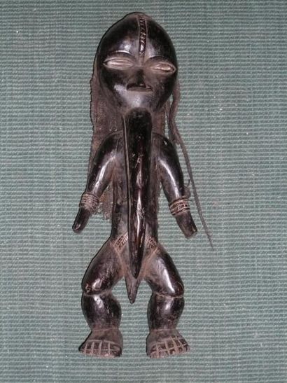 AFRIQUE STATUETTE Dan représentant un personnage masculin, portant un bec de Calao....