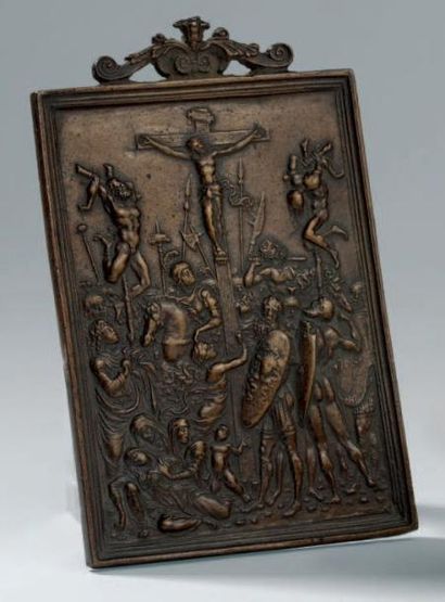 null PLAQUE en bronze à patine brune représentant La Crucifixion animée de nombreux...