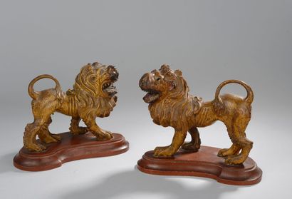 null Deux Lions en bois sculpté polychrome.
XVIIIe siècle.
(Socles postérieurs, petits...