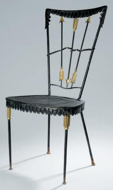 TRAVAIL FRANÇAIS Suite de quatre chaises en métal peint en noir, dossier éventail...