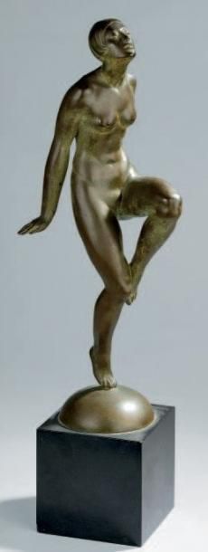 E. A. LEROY Femme nue debout Épreuve en bronze à patine brune, fonte d'édition ancienne...