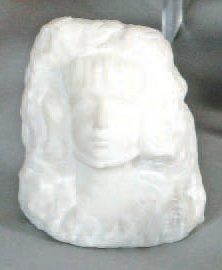 ANONYME Tête de jeune fille Sculpture en marbre taille directe. H. 14,5 cm