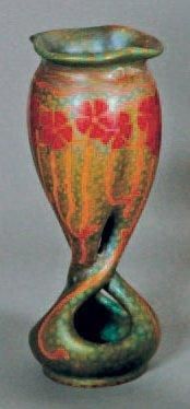Vilmos ZSOLNAY (1840 - 1900) Vase de forme balustre et torsadé à la base en céramique....