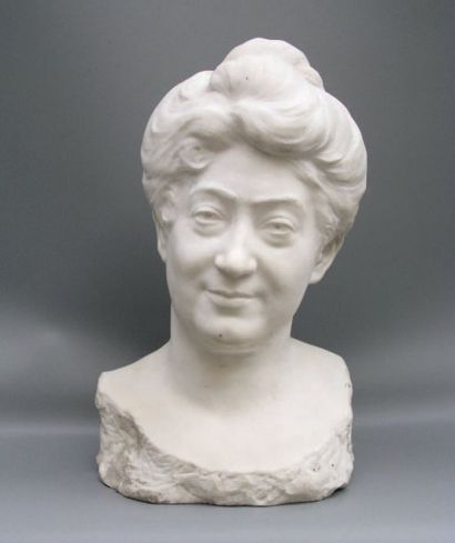 - Jean CARLUS (1852-1930) Buste de femme au chignon Sculpture en marbre blanc. 40...