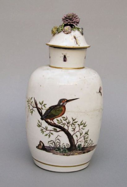 null - Potiche couverte en porcelaine à décor d'oiseaux branchés et d'insectes, la...