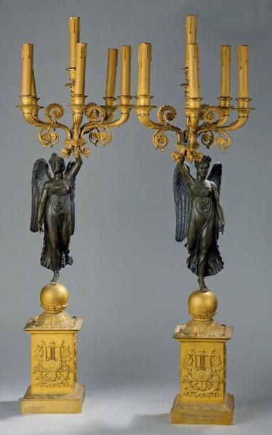 null Paire de candélabres en bronze doré et bronze patiné à décor de femmes ailées...