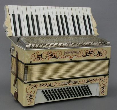 Meinel et Herold, Klingenthal, années 1960 Clavier piano, bakélite crème à décor...