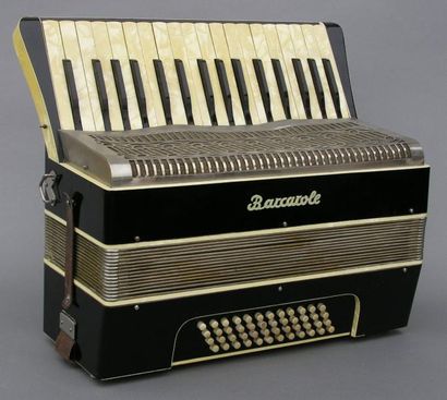 ANONYME Marqué Barcarole, années 1960. Clavier piano, bakélite noire et jaune marbré....