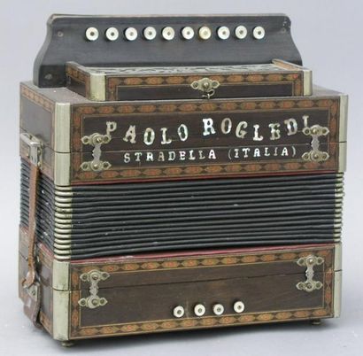 Paolo Rogledi, Stradella, Italie, début XXe siècle Touches boutons, bois à décor...
