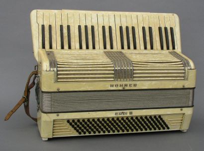 Hohner Modèle Herdi III, années 1970. Clavier piano, bakélite jaune marbré