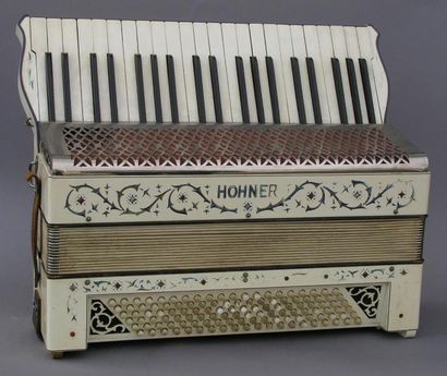 Hohner Touches piano, un registre, bakélite blanche à décor de rinceaux polychromes....