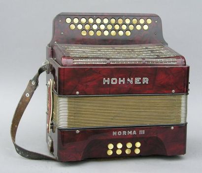 Hohner Modèle Norma III. Clavier plat, bakélite rouge marbrée. (petits accidents...