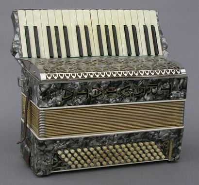 ANONYME Modèle Traviata, années 1960 Clavier piano, bakélite grise marbrée