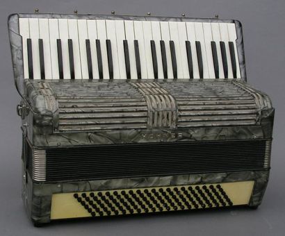 Hohner, années 1960 Clavier piano, bakélite marbrée grise. (accidents)