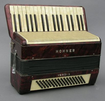 Hohner Modèle Verdi I, années 1960. Clavier piano, bakélite bordeau marbrée. (ac...