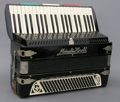 Meinel et Herold, années 1960 Clavier piano, bakélite noire. (accidents)