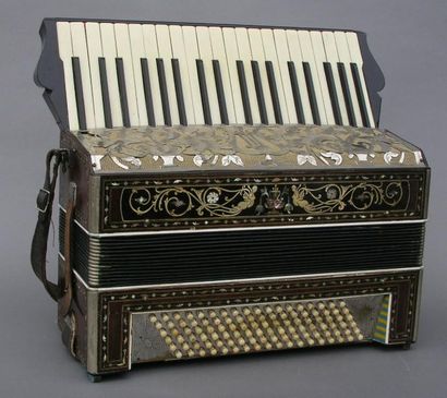 ANONYME, vers 1950 Clavier piano, bois à décor incrusté de rinceaux en laiton et...