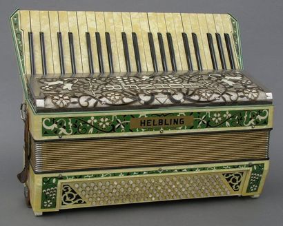 Hohner Modèle Helbling, années 1950. Clavier piano, bakélite ivoire et verte à décor...