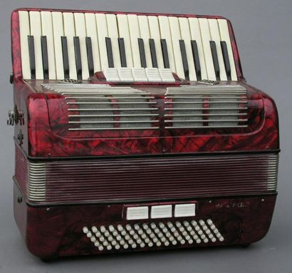 ANONYME Modèle Barcarolle, années 1960. Clavier piano, cinq registres, bakélite rouge...