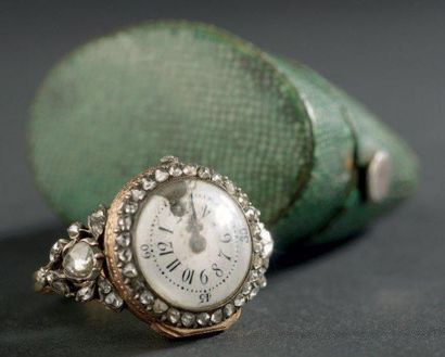 null Bague en or sertie de diamants, elle est ornée en son centre d'une montre miniature...