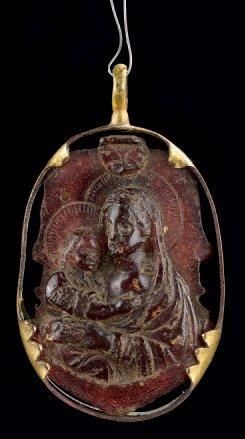 null Pendentif en ambre représentant la Vierge et l'Enfant, cerclage en cuivre doré....