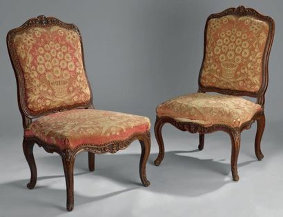 null Deux chaises à dossier plat en bois mouluré et sculpté de fleurs reposant sur...