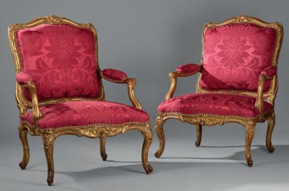 null Paire de larges fauteuils à dossier plat finement sculptés et dorés à décor...