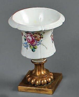 MENNECY Vase de forme Médicis à décor polychrome de bouquets de fleurs. XVIIIe siècle....