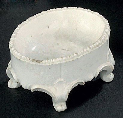 SÈVRES Salière ovale simple en porcelaine dure émaillée blanche reposant sur quatre...