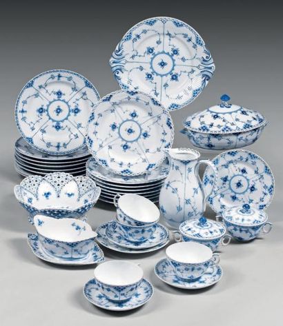 ROYAL COPENHAGUE Modèle blue Fluted plain. Service de table en porcelaine à décor...