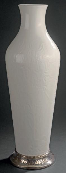 SÈVRES Vase oblong nommé vase d'Angers en porcelaine émaillée blanche à décor en...