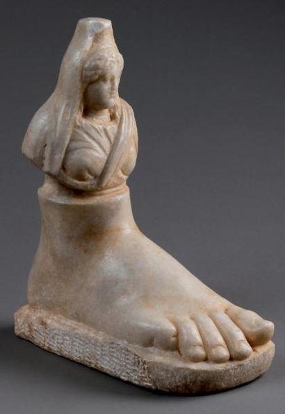 null PIED en marbre sculpté et surmonté d'un buste d'Isis drapé. IIe-IIIe siècle...