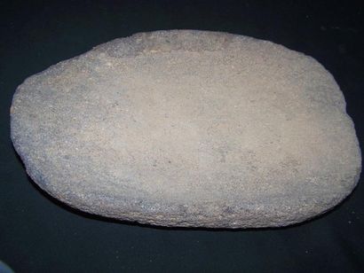 null MEULE néolithique en pierre granuleuse. L: 40cm