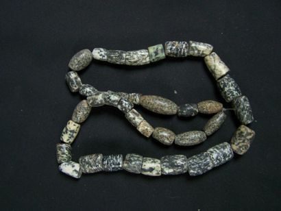 null COLLIER en perles de pierre granitique noire et blanc, néolithique. L: 60cm
