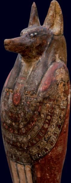 null DOUAMOUTEF (un des quatre fils d'Horus) en bois polychrome. Il porte un large...