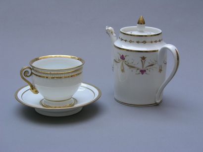 MEISSEN ET PARIS UNE TASSE et sa SOUCOUPE à décor de rang de perles en relief et...