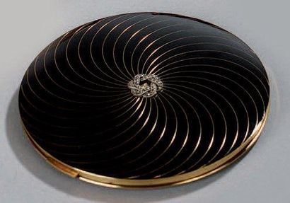  POUDRIER de forme circulaire en métal ciselé, doré et émail noir strié d'un tourbillon....