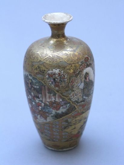 null Petit VASE en faïence de Satsuma, de forme balustre, le corps allongé et surmonté...