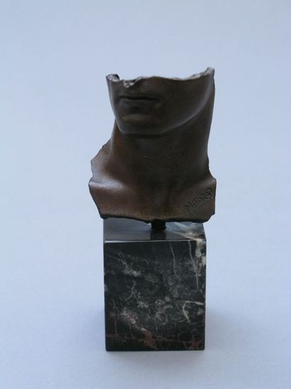 Igor MITORAJ (Né en 1944) Portrait d'homme Epreuve en bronze sur socle en marbre...