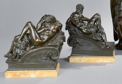 null PAIRE DE BRONZES à patine brune nuancée représentant l'allégorie du jour et...