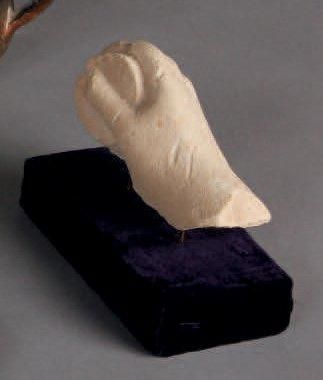 null MAIN tenant un disque en pierre calcaire provenant d'une statue. Période Hellénistique,...