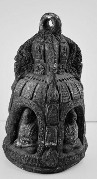 null AUTEL VOTIF en forme de cloche à quatre faces portant des figures du Bouddh...