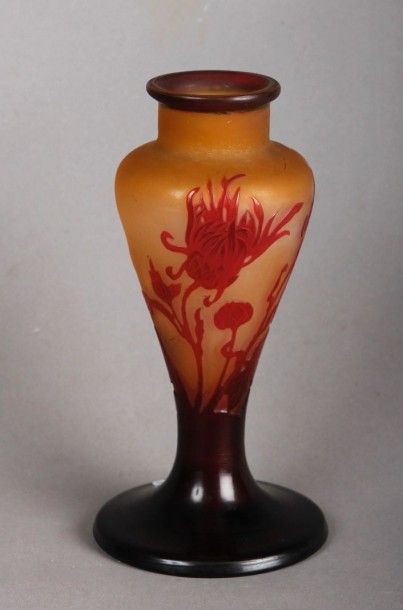 Émile GALLÉ (1846-1904) Petit vase balustre en verre multicouche à décor d'oeuillets...