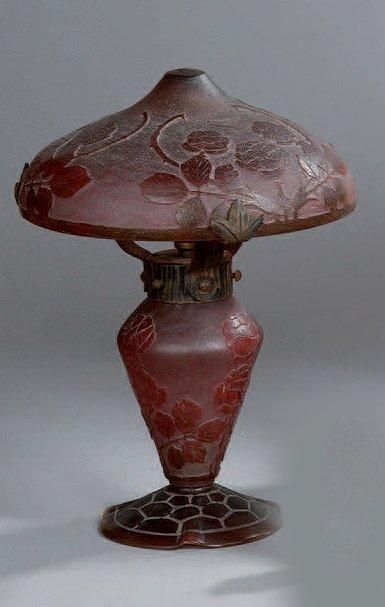 LEVERRE FRANÇAIS LAMPE. Epreuve de tirage industriel réalisée en verre doublé rouge...