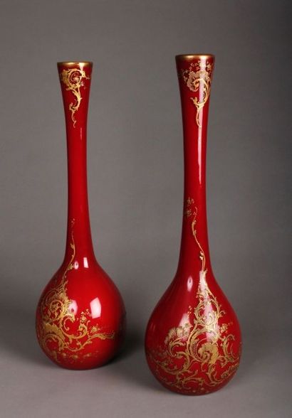 null PAIRE DE VASES à long col en verre émaillé rouge à décor de rinceaux rocaille...