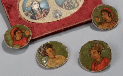 ECOLE INDIENNE DU PREMIER TIERS DU XIXe SIECLE QUATRE MINIATURES rondes en pendants,...