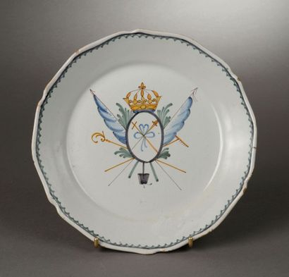 NEVERS ASSIETTE en faïence à bordure contournée à décor polychrome patriotique représentant...